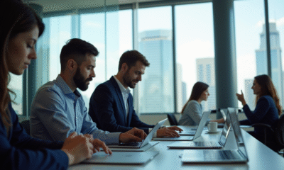 Bureau moderne avec equipe digitale collaborant